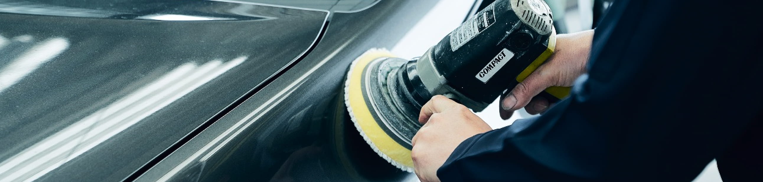 車をコーティングしている様子