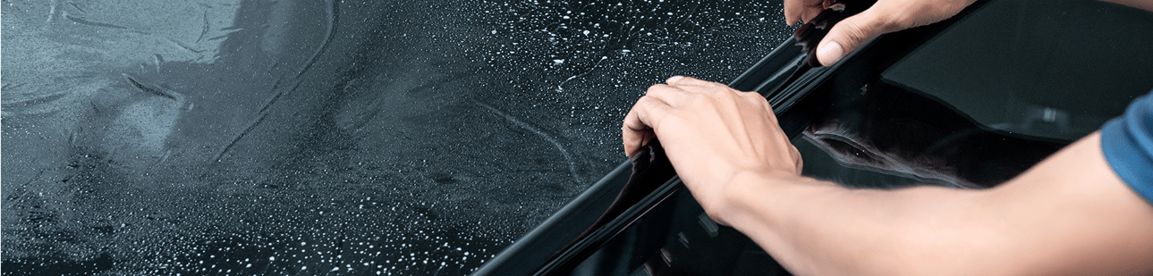 グラス保護フィルムを貼っている様子