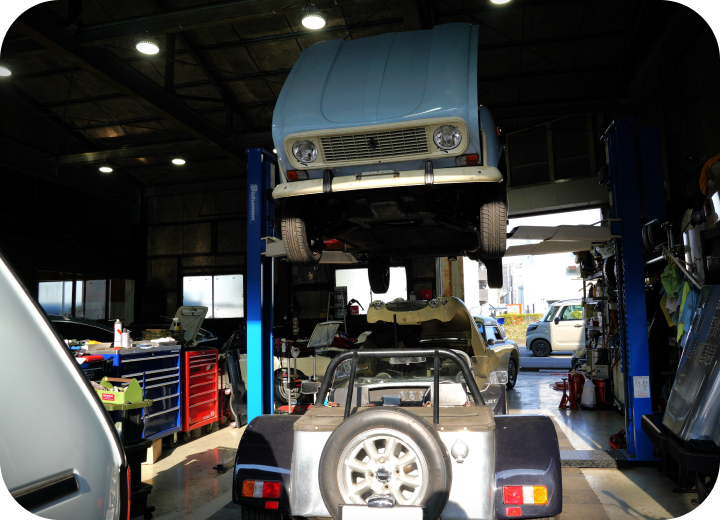 専用リフト2基を使用している工場の様子