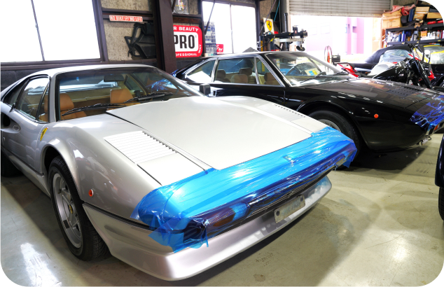 工場内に並ぶフェラーリなどのスポーツカー