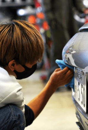 車を拭き上げている様子