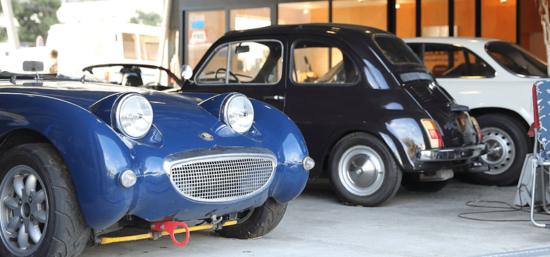 店舗前に並ぶクラシックカー